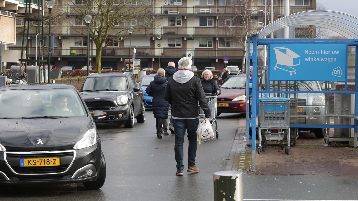 Geluidsflitspalen En Spaarpalen Tegen Verkeershufters. Voorstellen Van ...